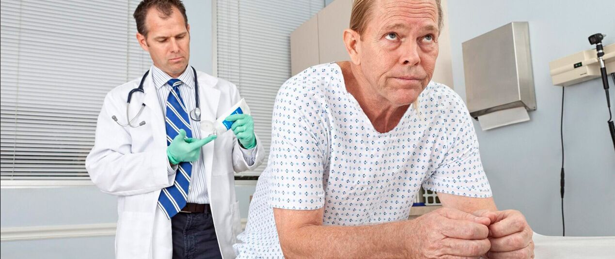 Un uomo con prostatite sulla procedura di un medico