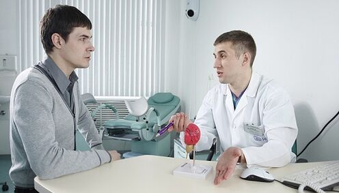 il medico prescrive il trattamento per la prostatite con un dispositivo