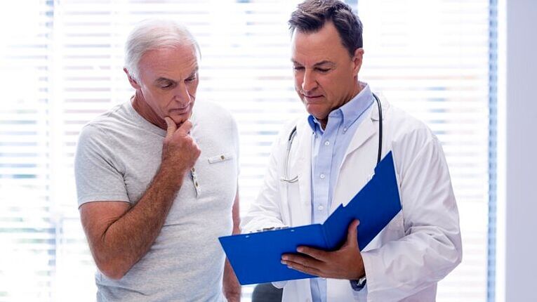 il medico prescrive il trattamento per la prostatite
