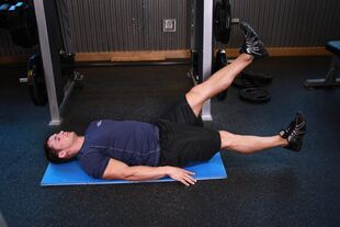 L'uomo con prostatite esegue un esercizio in palestra
