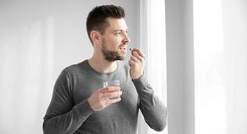 l'uomo sta assumendo farmaci per il trattamento della prostatite