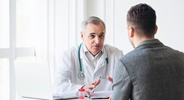un uomo all'appuntamento di uno specialista